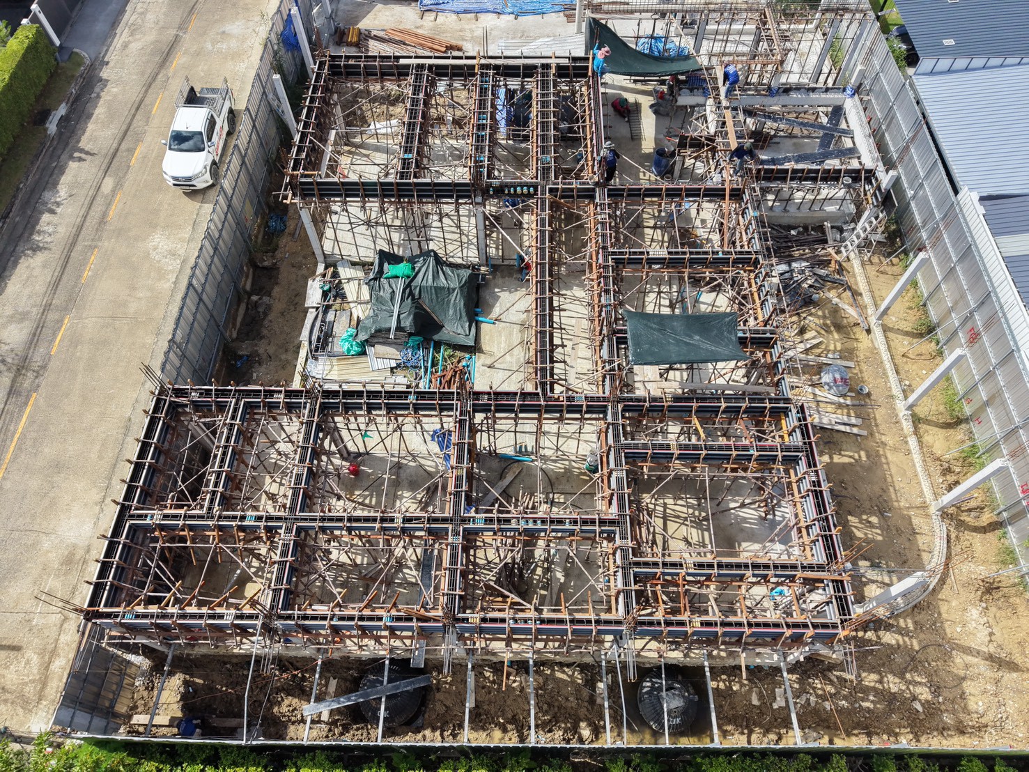 ภาพรวมงานโครงสร้างบ้าน 800 ตร.ม. จากมุมสูงด้านข้าง