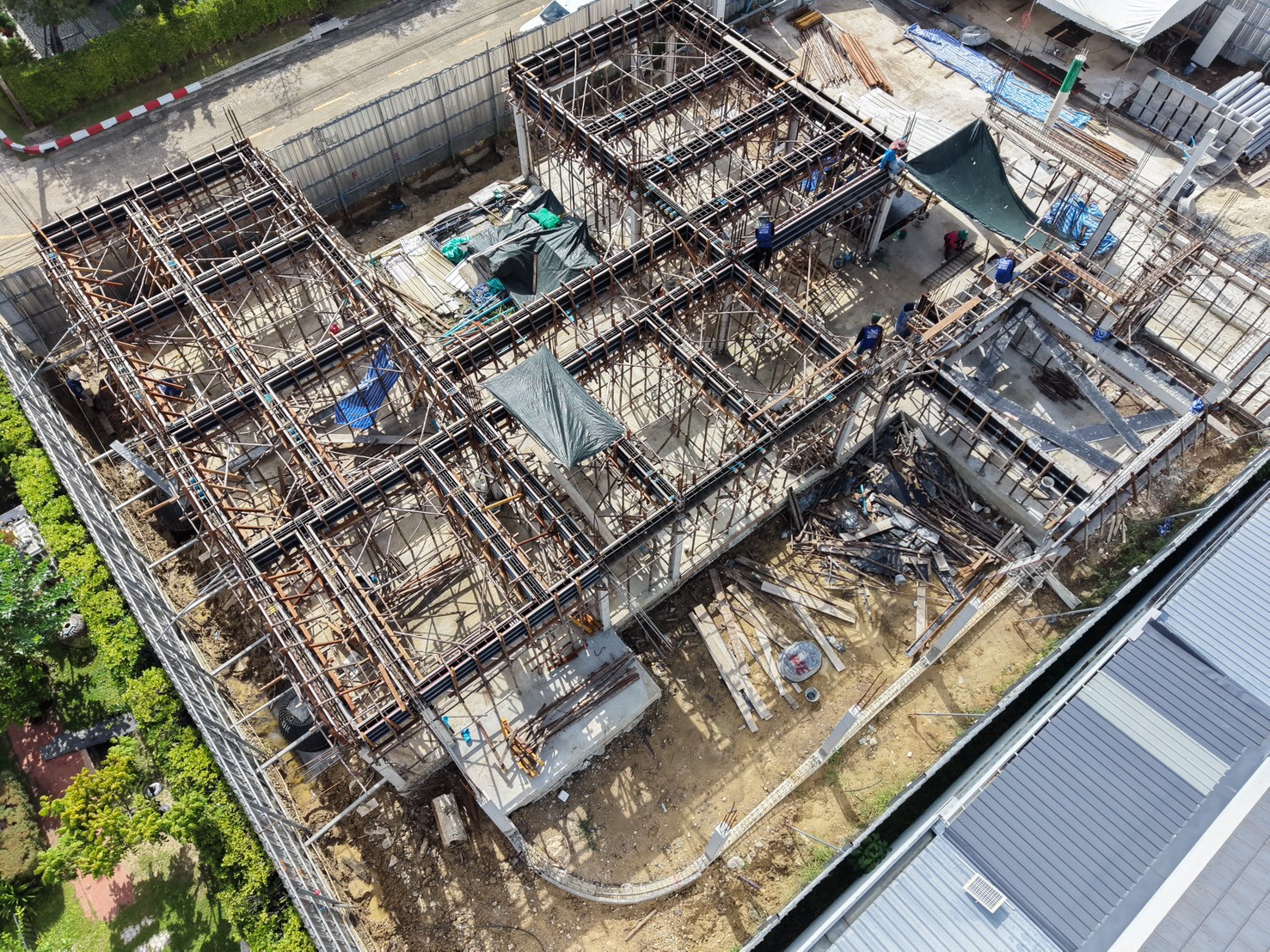 ภาพมุมเฉียงโครงการบ้าน 800 ตร.ม. แสดงเสา คาน และแบบหล่อระหว่างก่อสร้าง